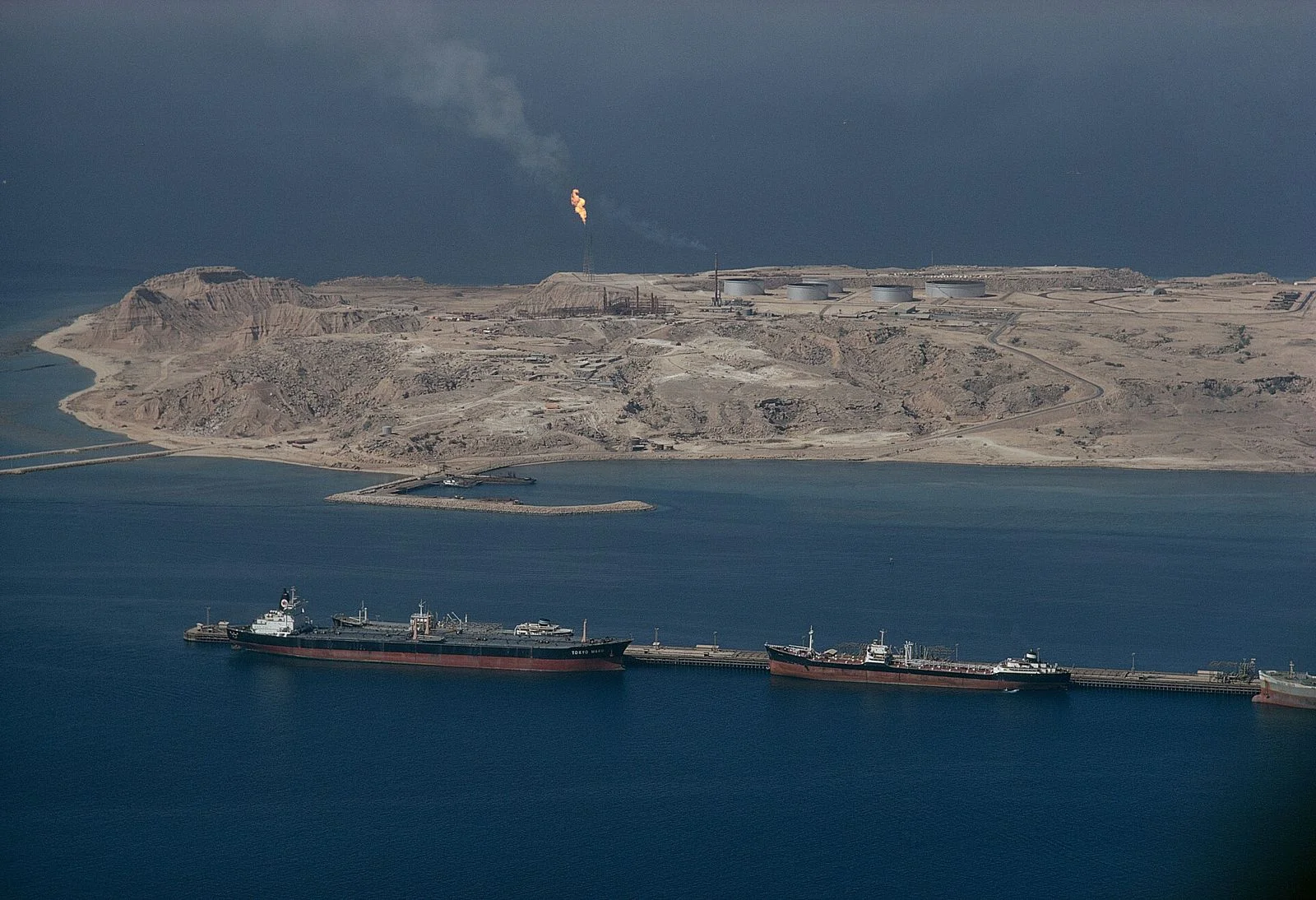 Irã ataca navios, atinge aeroporto de Dubai, paralisa o Estreito de Ormuz e dispara preços do petróleo